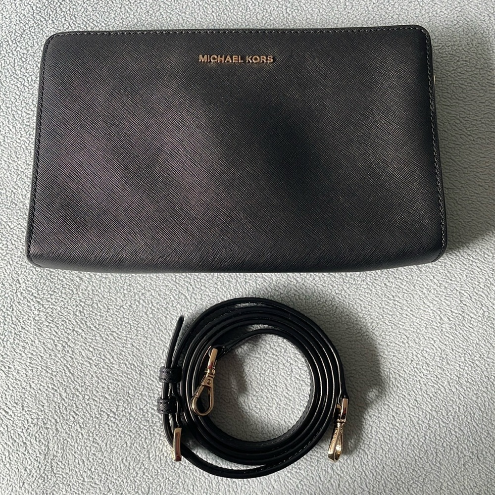 Michael Kors Crossbody Bag in Black. Slightly used